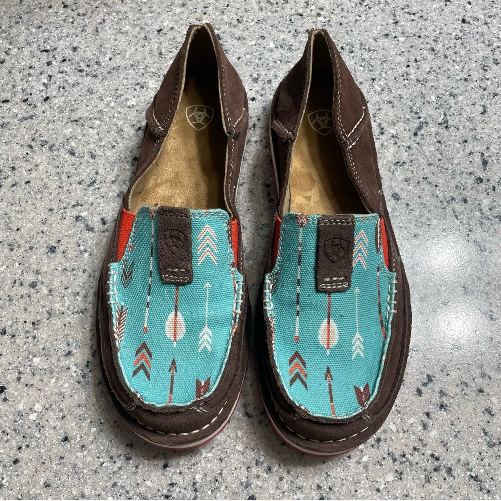NWOT Ariat Brown and Teal Arrow Print Cruisers